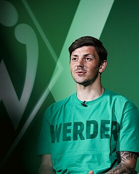 Dawid Kownacki in a Werder t-shirt during the interview.