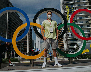 Luca Plogmann vor den Olympischen Ringen in Tokio. 