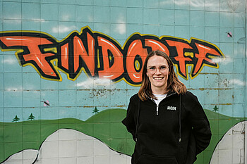 Reena Wichmann steht vor einem Findorff Grafiti.