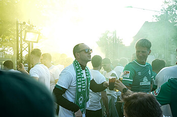 Ole Werner stößt auf den Aufstieg an. 