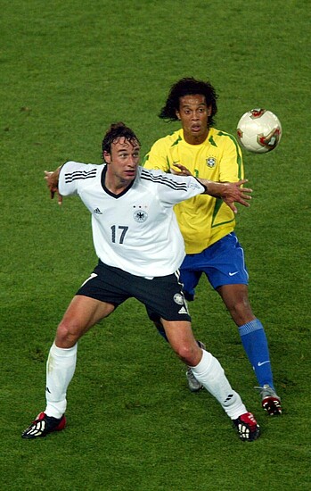 Marco Bode im Zweikampf mit Ronaldinho. 