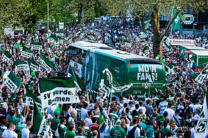 Busankunft am Weser-Stadion. Tausende Werder-Fans erwarten den Mannschaftsbus vor dem Pokalkracher gegen den FC Bayern München. Die #GreenWhiteWonderwall steht erneut!