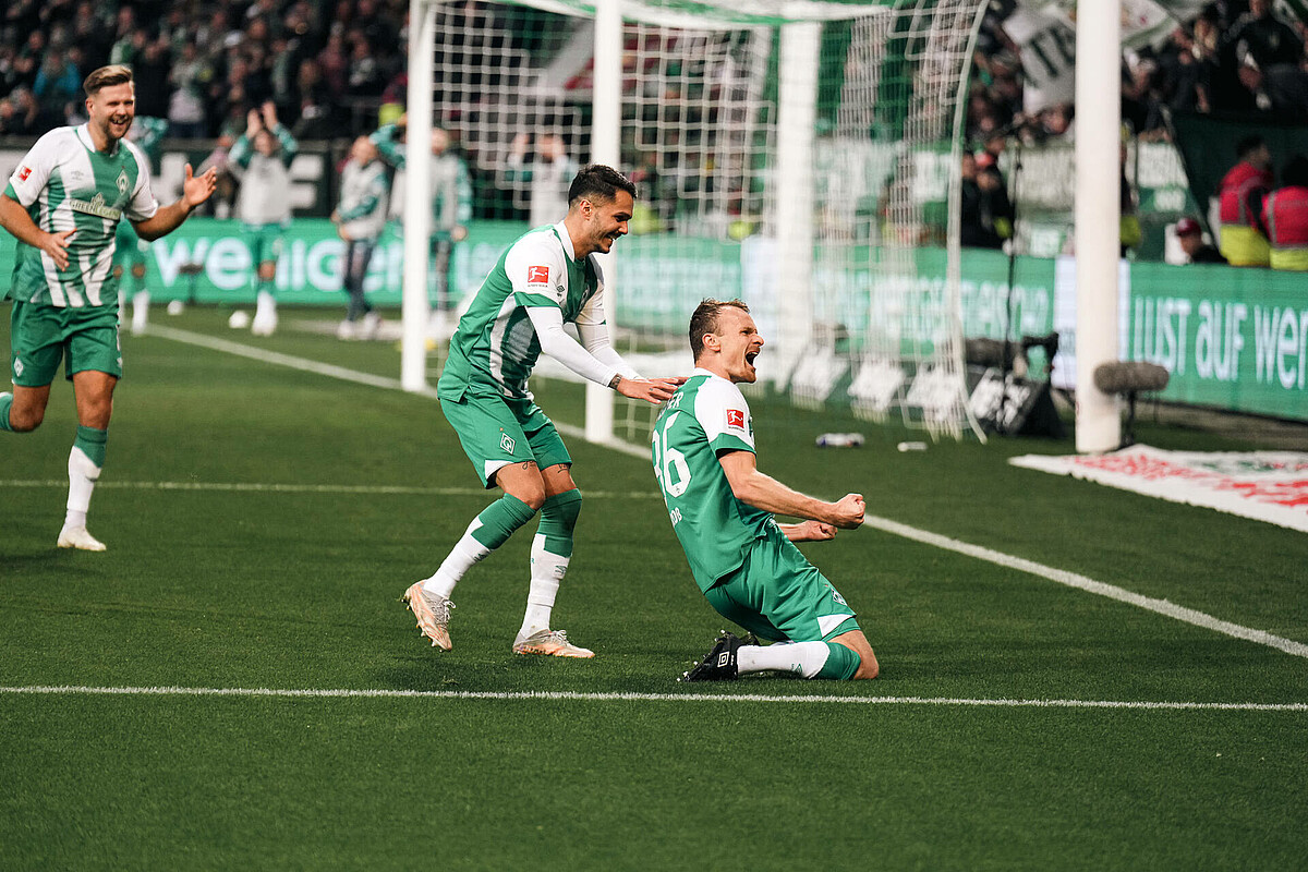 Christian Groß celebrates his goal alongside Leonardo Bittencourt.
