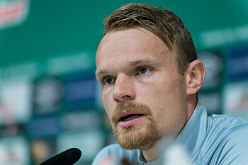 Christian Groß speaks to the media.