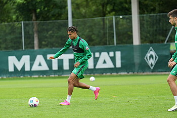 Justin Njinmah mit Ball am Fuß