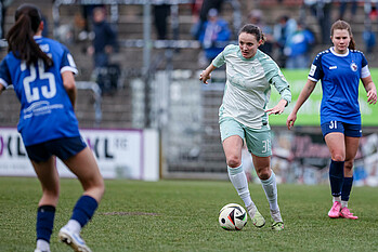 Verena Wieder mit dem Ball am Fuß. 