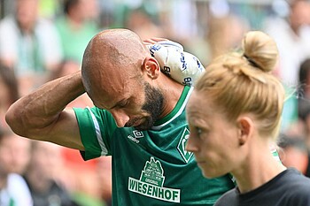Werder-Kapitän Ömer Toprak geht verletzt vom Feld.
