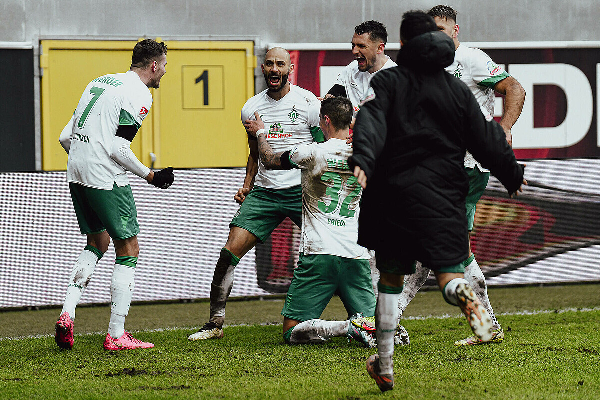 Ömer Toprak feiert sein Tor im Kreis der Werder-Mannschaft.