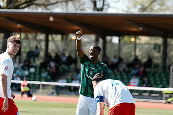 Joel Imasuen hebt den Arm.