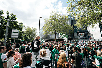 Ein Bild von Fans vor dem Stadion. 