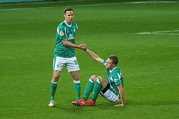Niklas Moisander hilft Ludwig Augustinsson auf die Beine