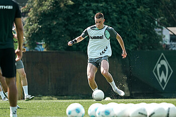 Ivan Yermachkov mit Ball am Fuß.