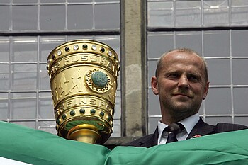 Thomas Schaaf mit dem DFB-Pokal. 