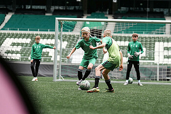 Kinder die Fußball spielen