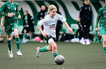 Eine Spielerin der U15 läuft mit dem Ball.