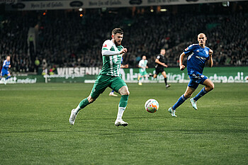 Oliver Burke mit Ball am Fuß. 