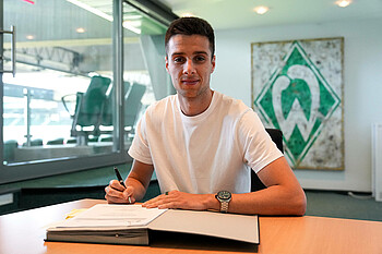 Ilia Gruev signs his new contract.