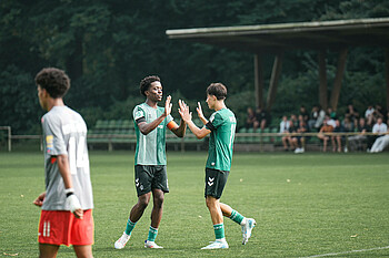 Wesley Adeh und Patrice Covic beim Torjubel.