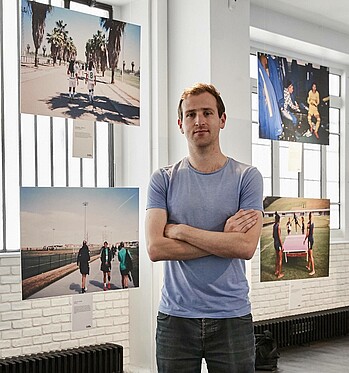 Matthew Barrett in einer Ausstellung