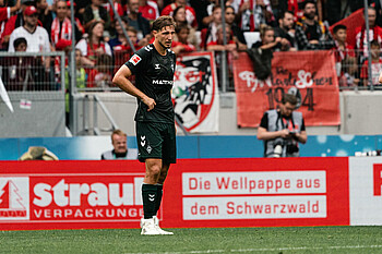 Niklas Stark steht auf dem Platz nach dem Spiel gegen Freiburg.