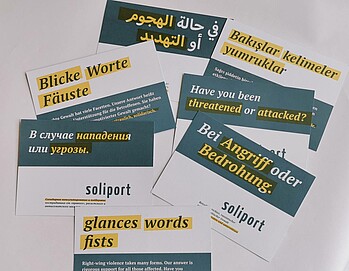Ein Bild mit Flyern von Soliport. U.a. mit dem Motto: Blicke, Worte, Fäuste.