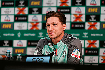 Niklas Stark auf dem PK-Podium. 