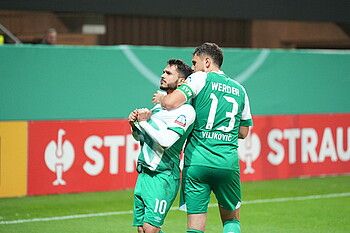Leonardo Bittencourt wird von hinten von Milos Veljkovic umarmt.