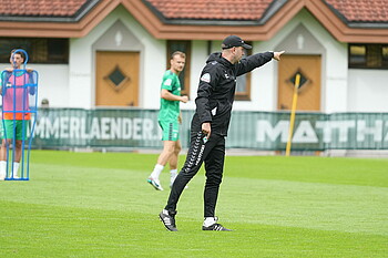 Ole Werner deutet auf etwas