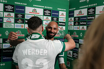 Ömer Toprak umarmt nach dem Werder-Aufstieg Milos Veljkovic.
