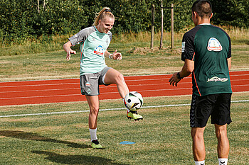 Lina Hausicke bei einer Übung mit Ball. 