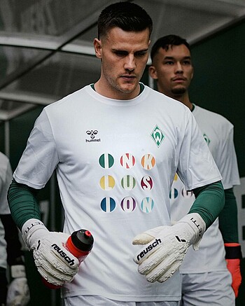 Michael Zetterer vor dem Warm-Up mit dem weißen Inklusionsshirt