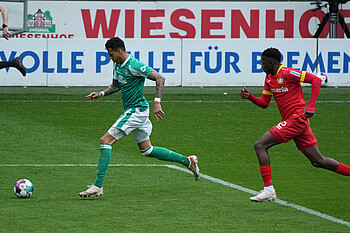 [Translate to Englisch:] Davie Selke lobt die Leistung seiner Mannschaft nach dem Spiel gegen Bayer 04 Leverkusen.