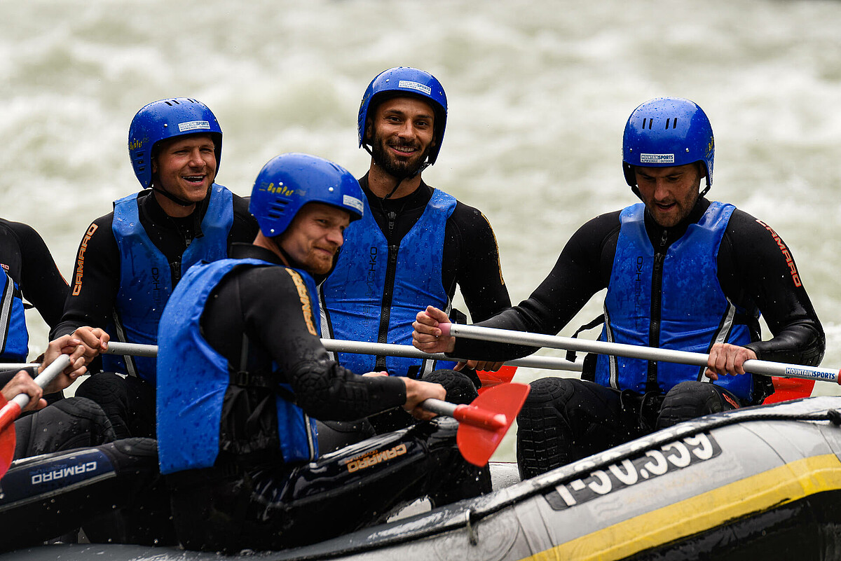 Ömer Toprak mit der Werder-Mannschaft bei einem Rafting-Ausflug auf der Ziller. 