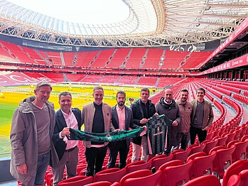 Gruppenfoto im Stadion