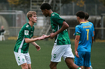 Salim Musah und Julius Joas klatschen sich ab.