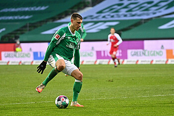 Maximilian Eggestein versucht, im Spiel gegen Freiburg den Ball zu kontrollieren.