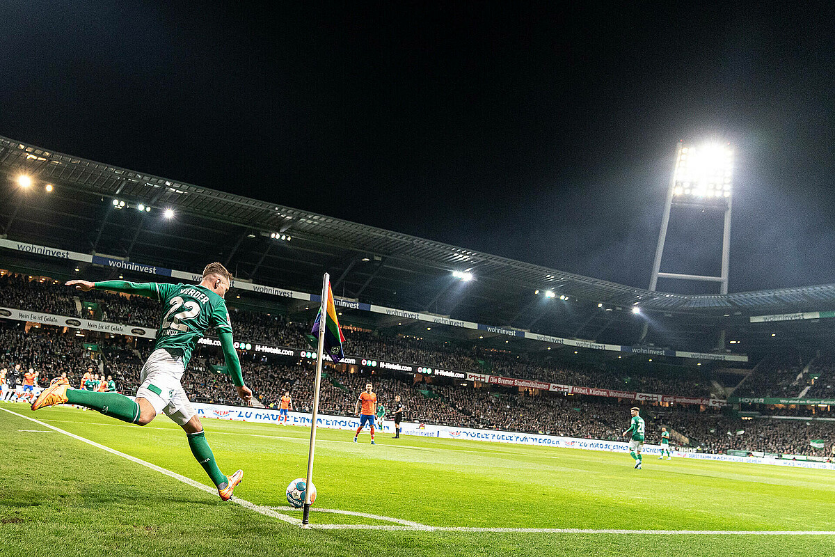 Niklas Schmid bei der Ausführung einer Ecke an der Regenbogenfahne im wohninvest WESERSTADION.