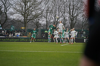 Die Spielerinnen steigen nach einer Ecke zum Kopfball hoch.