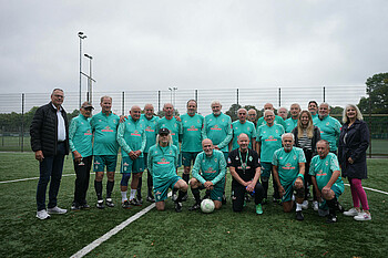 Die Walking Football Gruppe posiert zum Gruppenfoto (Foto: WERDER.DE).