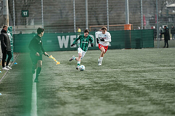 Laufduell an der Seitenlinie beim U17-Spiel gegen Holstein Kiel.