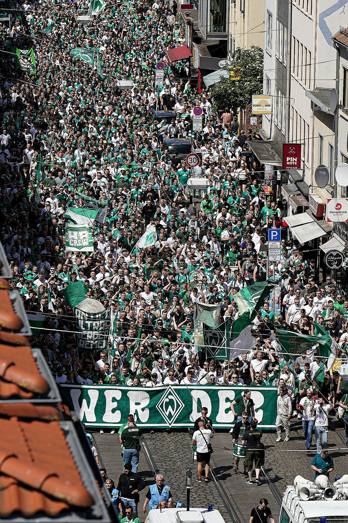 Der Fancorteo durch Bremen vor dem Aufstiegsspiel gegen Jahrn Regensburg.