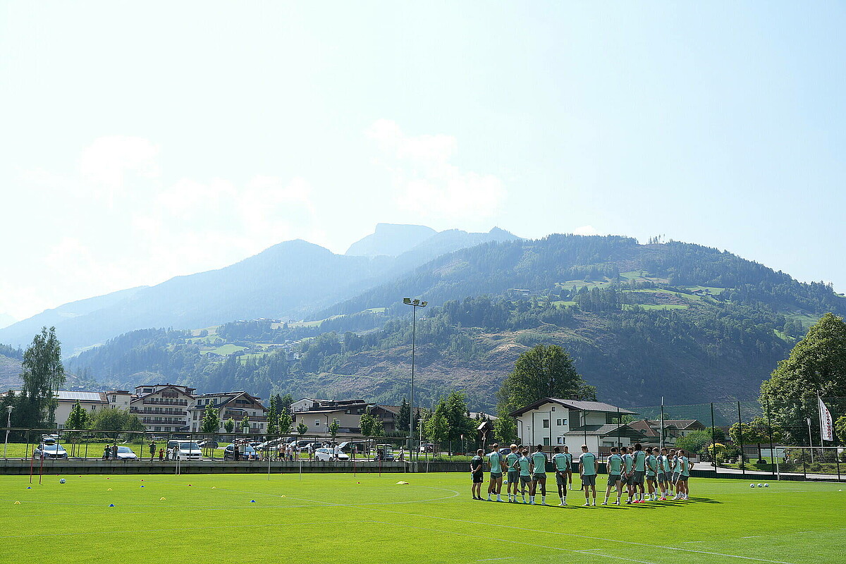 Das Werder-Team auf dem Trainingsplatz in Zell