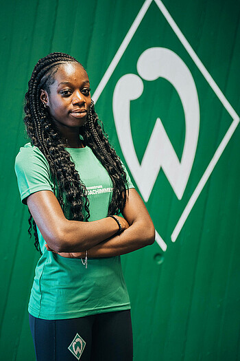 Portrait von Sandy Sakyi vor der Werder-Raute. 