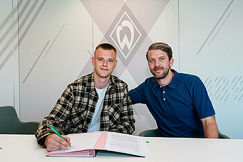 Karl Hein bei der Vertragsunterschrift mit Peter Niemeyer