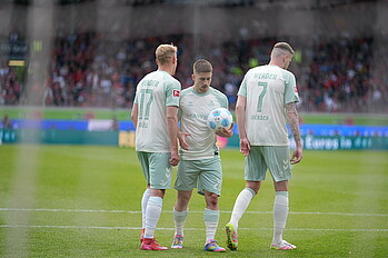 Romano Schmid hält den Ball vor dem Elfmeter.