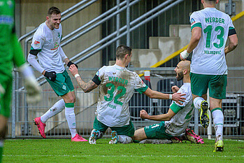 Ömer Toprak celebrates with his teammates in the second-tier game against Paderborn. dem Boden