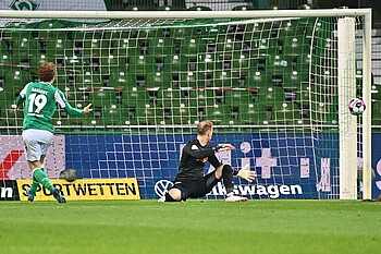 Josh Sargent versucht es mit einem Lupfer gegen RB Leipzig