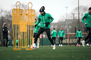 Milos Veljkovic bei einer Übung im Trainingsbetrieb. 