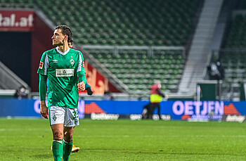 Maximilian Eggestein vom SV Werder geht über den Platz und schaut nach rechts.