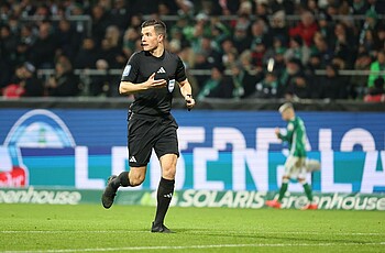 Harm Osmers joggt über den Platz.